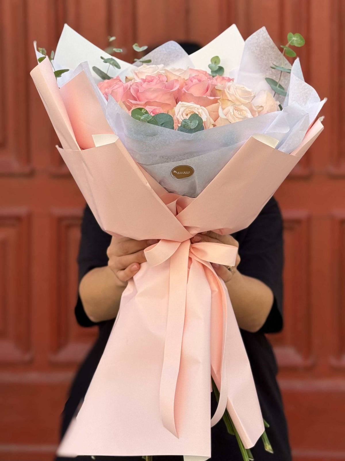 Buchet elegant cu 23 de trandafiri roz — vedere laterală a buchetului