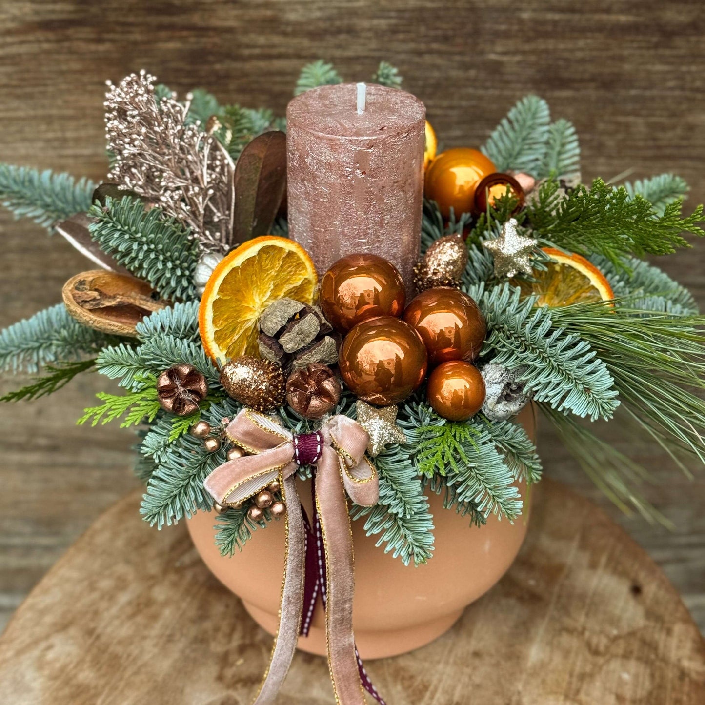 Aranjament de Crăciun Warm Copper Glow – cu Lumânare Decorativă - Floraria Desiree