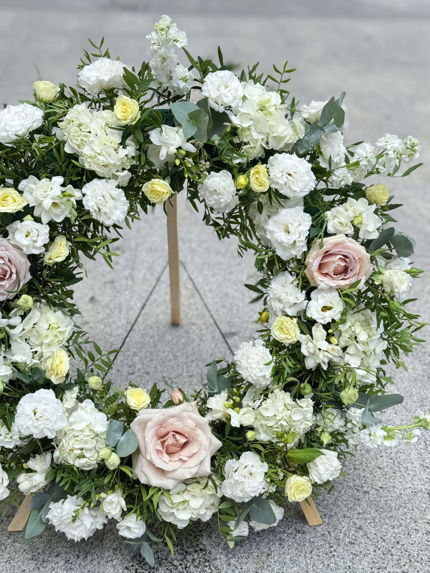 DesireeFlowerShop Aranjament_funerar Coroana funerara Nu te vom uita, Bunico!