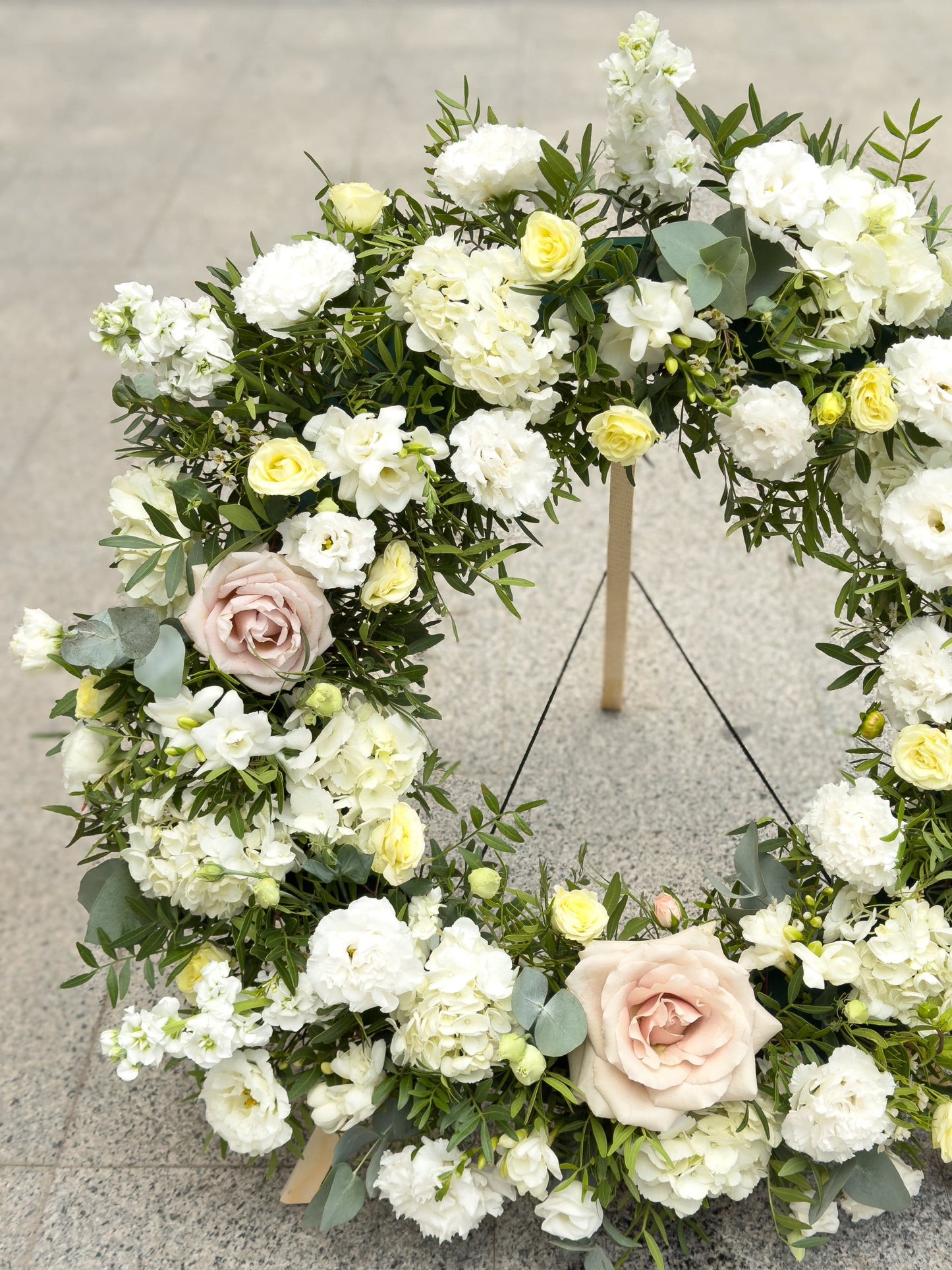 DesireeFlowerShop Aranjament_funerar Coroana funerara Nu te vom uita, Bunico!