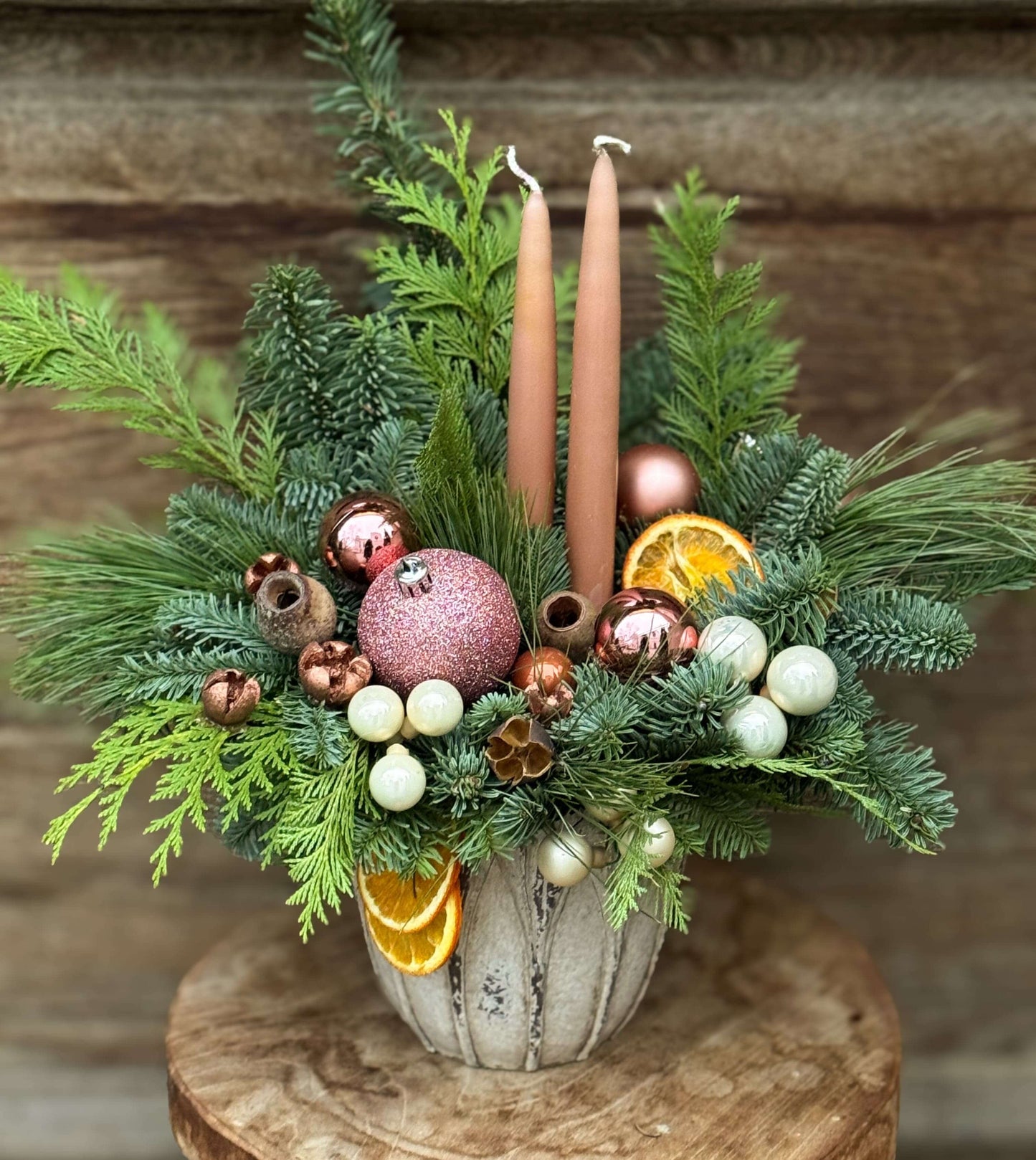 Aranjament de Crăciun Blush Winter Glow – cu Lumânări Decorative - Floraria Desiree