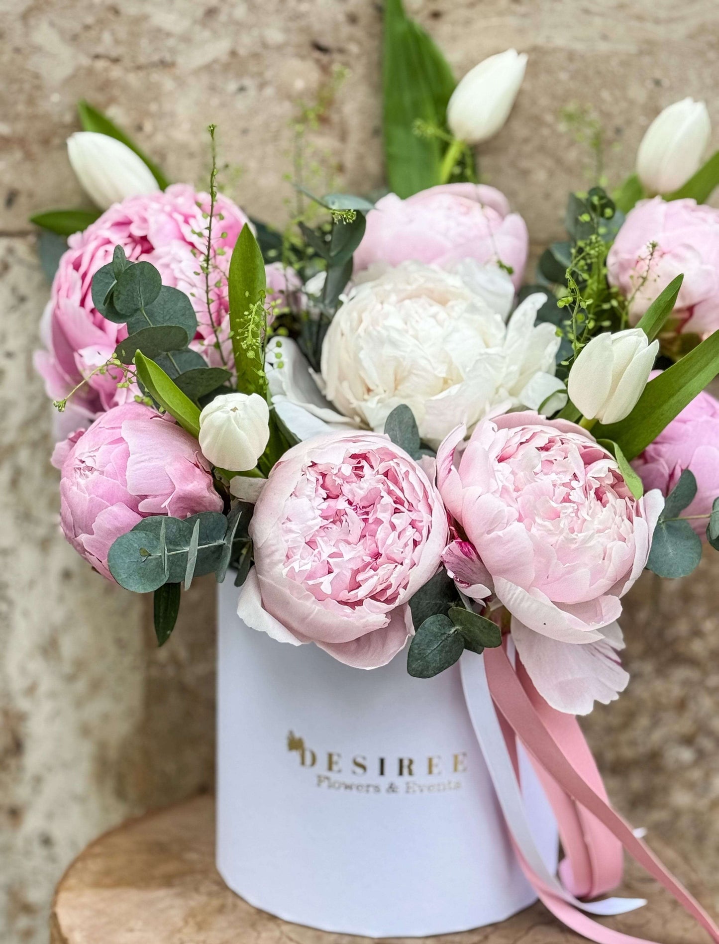 Floraria Desiree aranjament floral Mix Pastelat – Bujori & Lalele