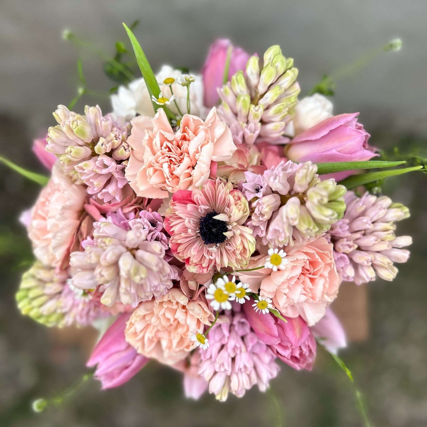 Floraria Desiree Aranjament_floral_primavara Buchet primavara Peach Fuzz