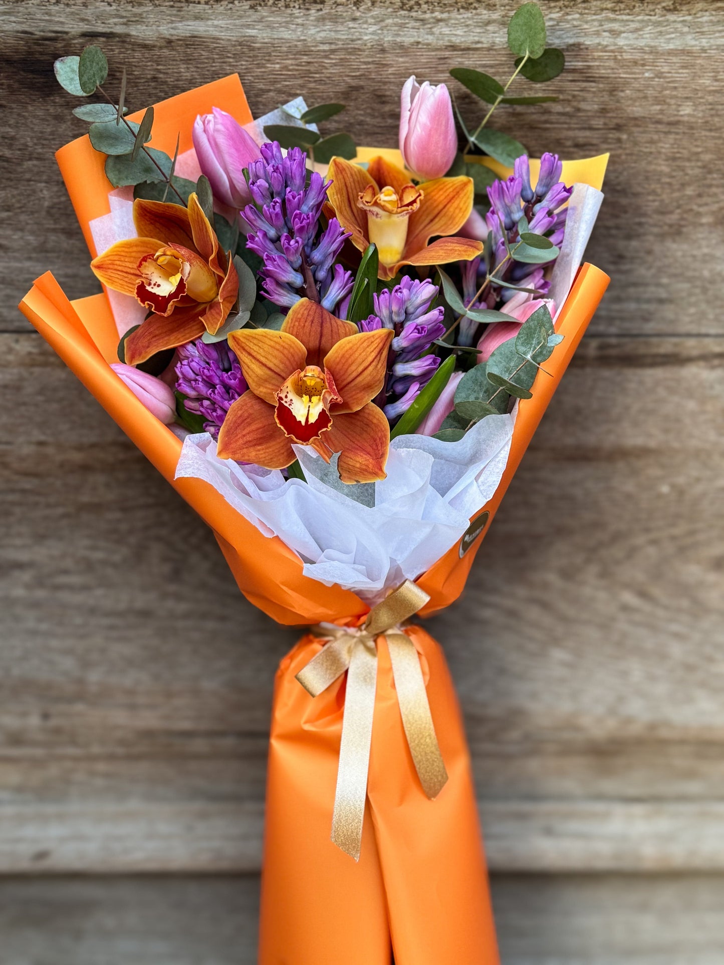 Floraria Desiree Aranjament_floral_primavara Buchet zambile, lalele si orhidee