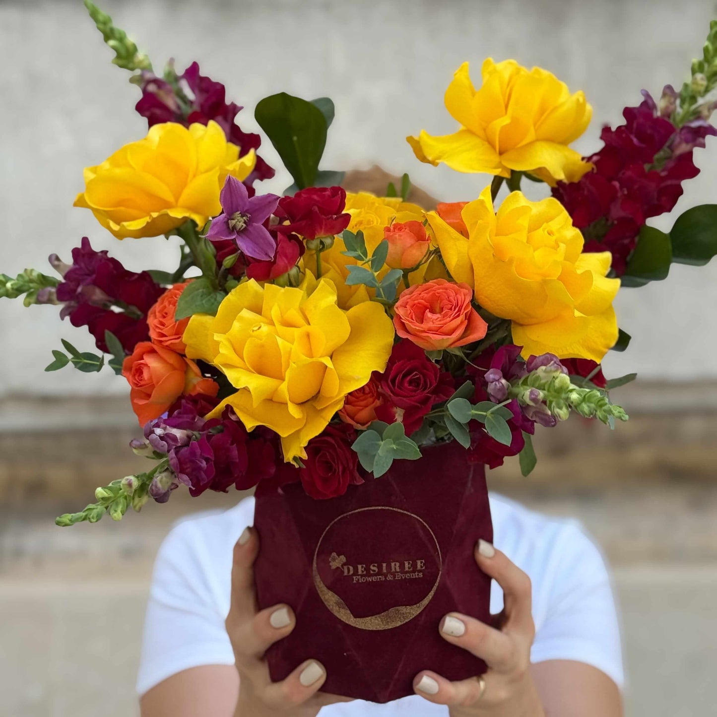 Aurora Soleil – Aranjament Floral cu Trandafiri Galbeni și Accente Rubinii - Floraria Desiree