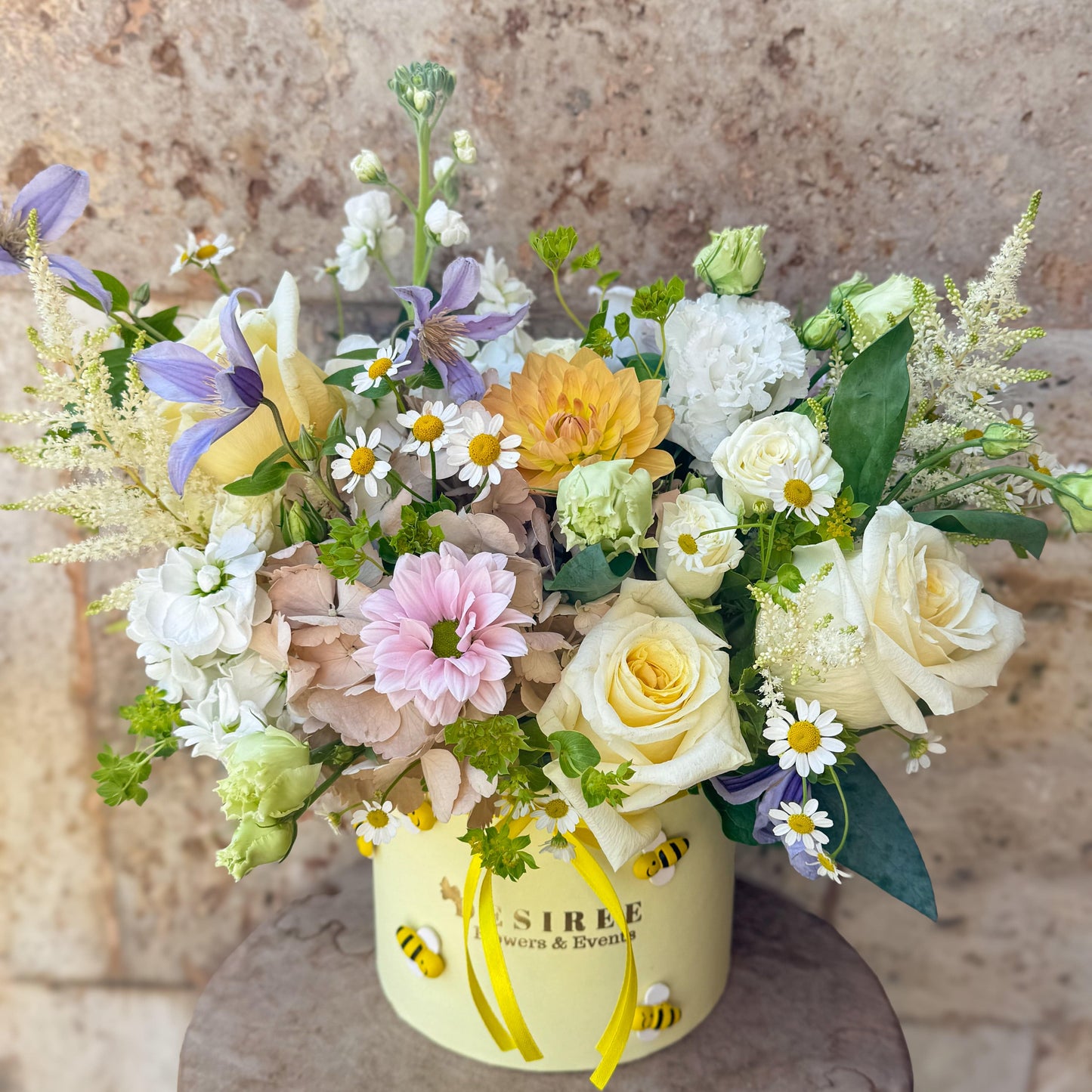 Floraria Desiree aranjament floral Sunny Meadow – Aranjament Floral Crizanteme și Trandafiri
