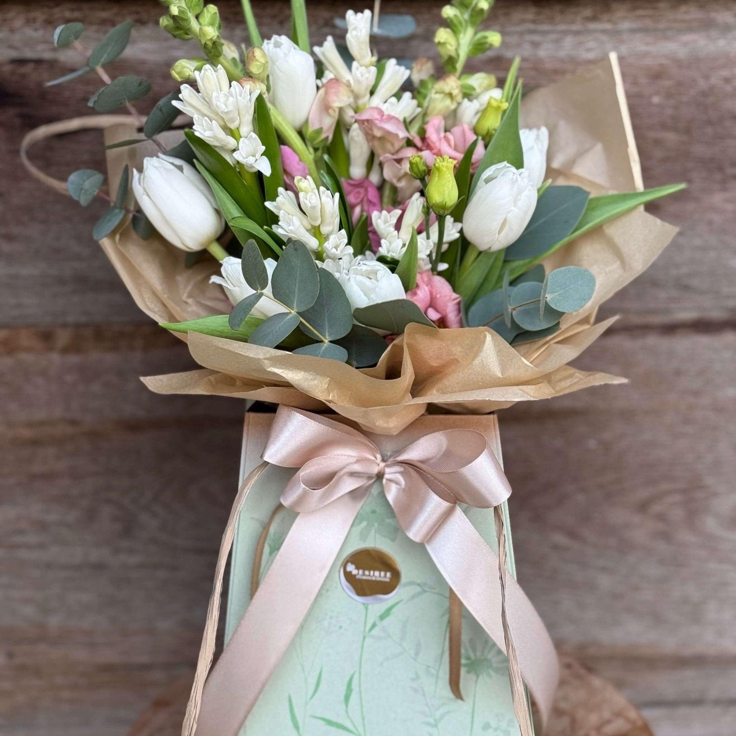 Floraria Desiree Buchet_frezii_lalele Buchet de primăvară în vază