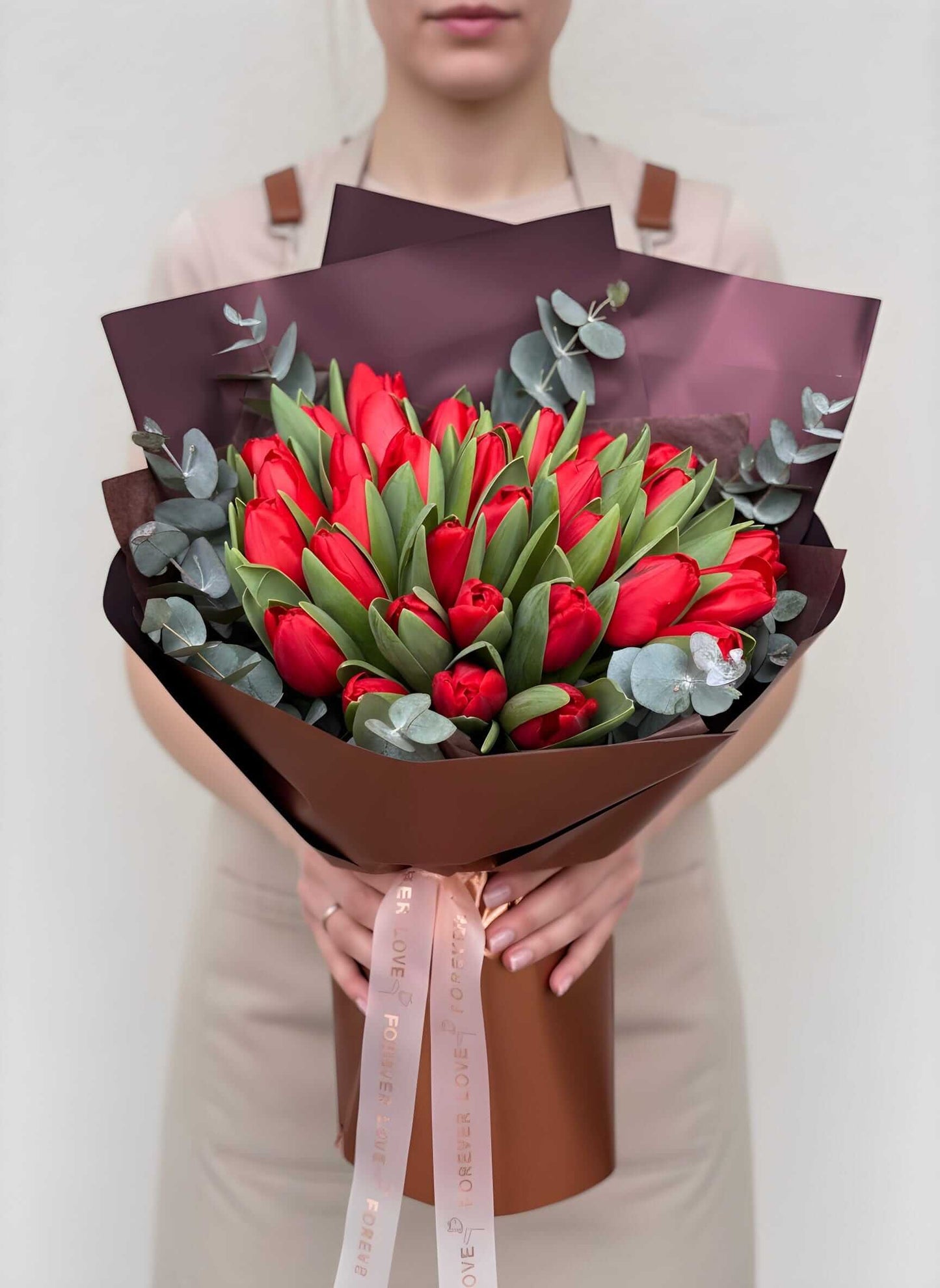 Buchet Elegant de Lalele Roșii în Ambalaj Premium - Floraria Desiree