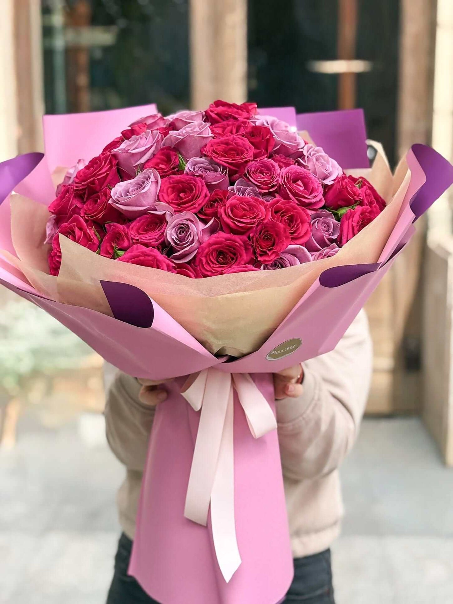 Floraria Desiree buchet_trandafiri Buchet de trandafiri fucsia și mov – eleganță vibrantă pentru momente speciale