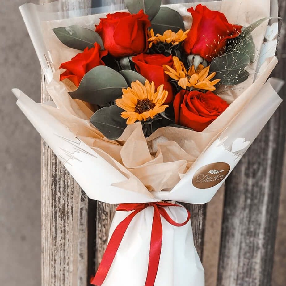 Floraria Desiree buchet_vara Buchet trandafiri si floarea soarelui