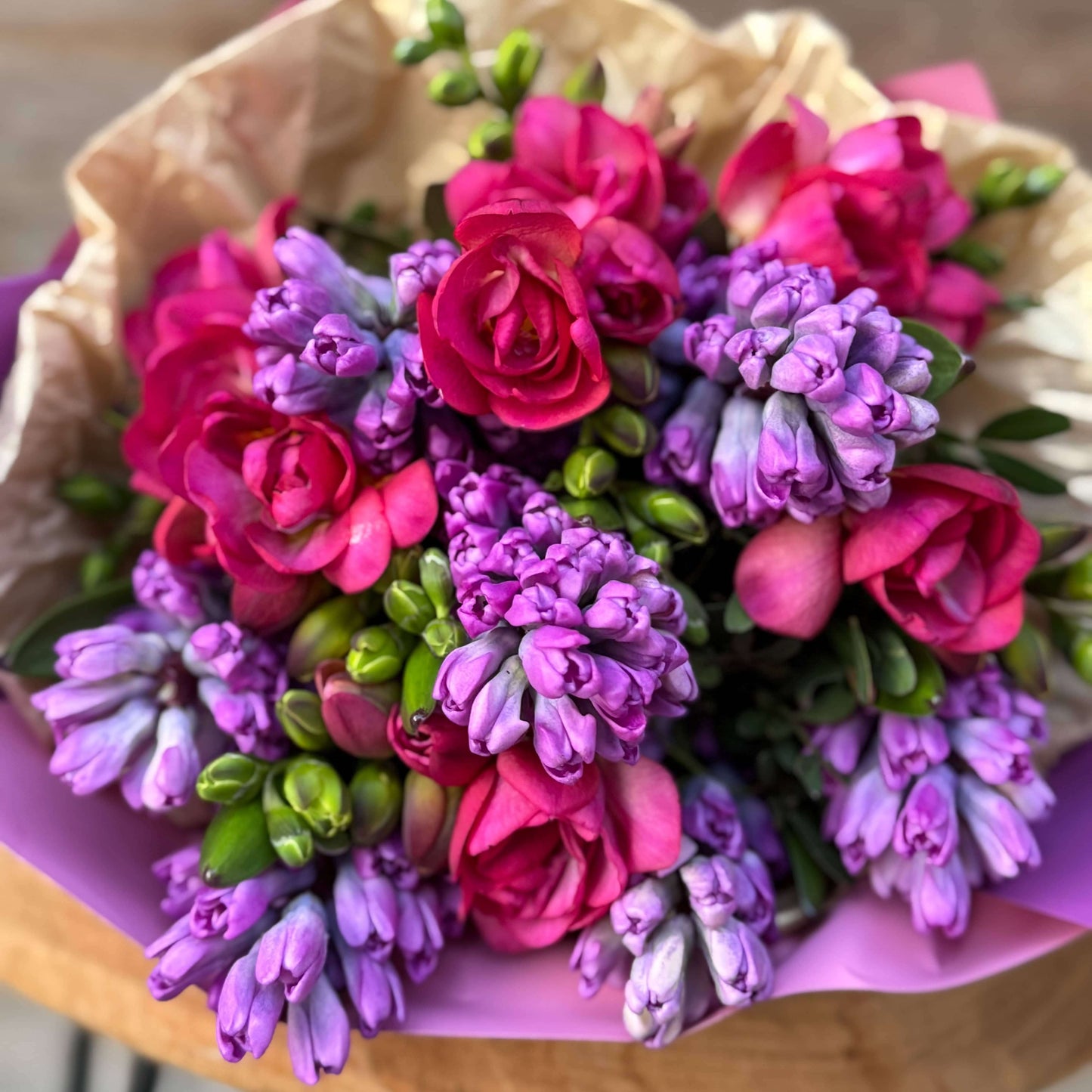 Buchet Zambile si Frezii Mov delicat - Floraria Desiree