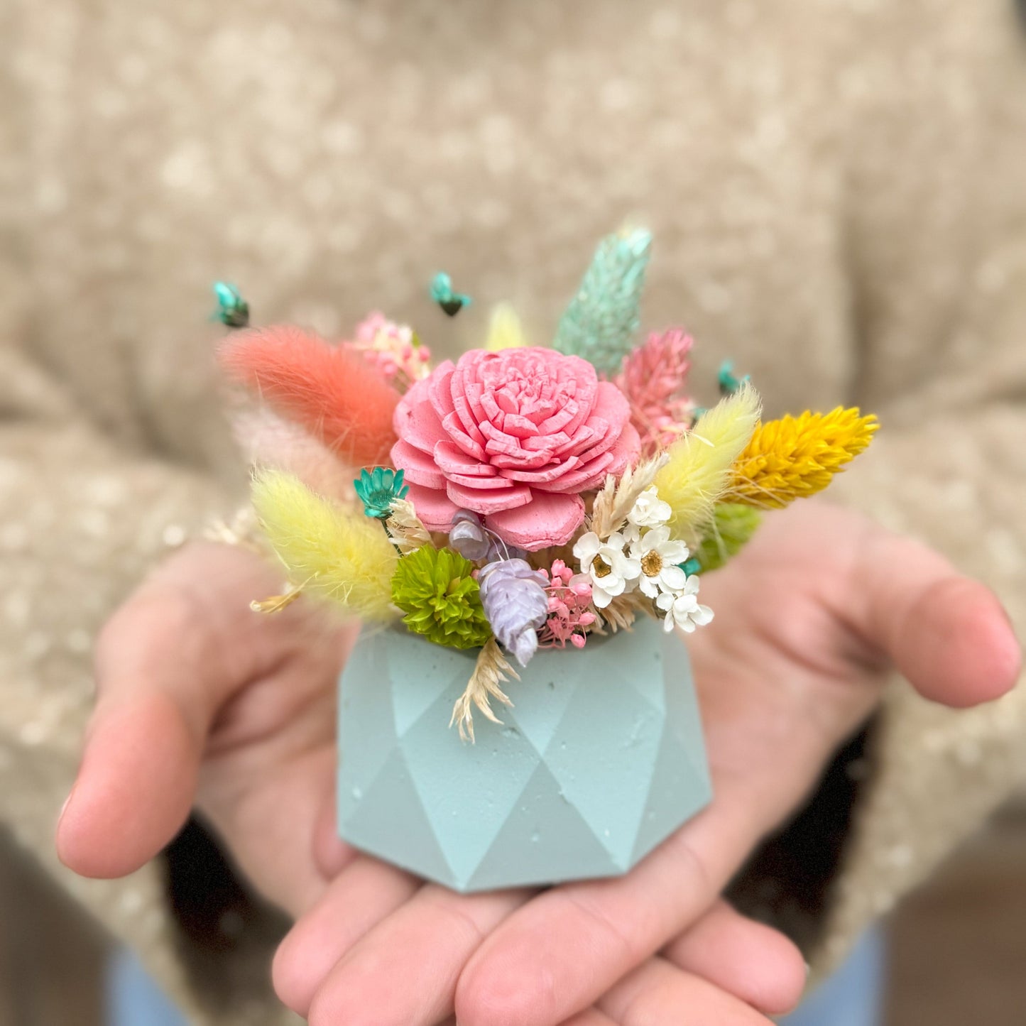 Floraria Desiree Martisor Set Mărțișor Floral în Vas Geometric cu Flori Stabilizate (4 buc)