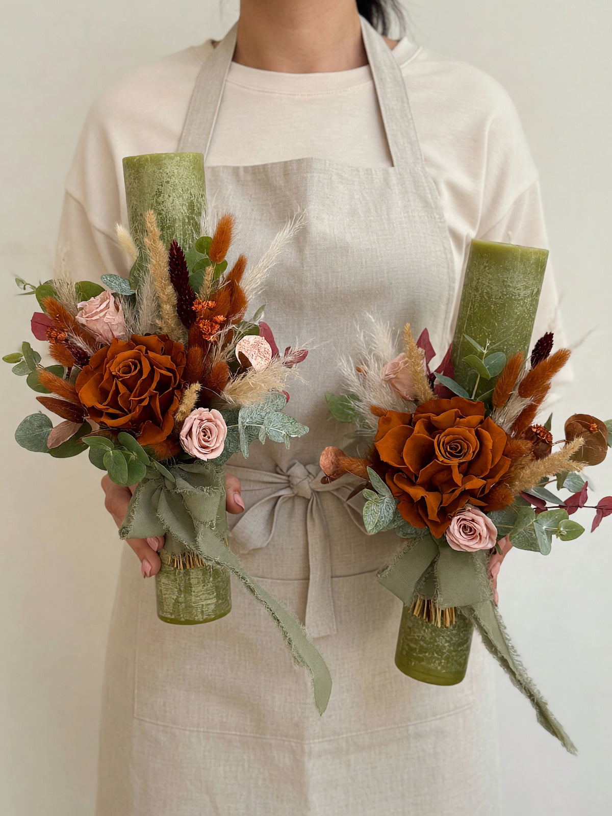 Set de două lumânări vintage de 35 cm, verde măsliniu, cu decor floral arămiu și roz pudrat