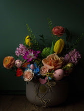 Încarcă imaginea în vizualizatorul Galerie, Aranjament Paste colorat - Desiree FlowerShop
