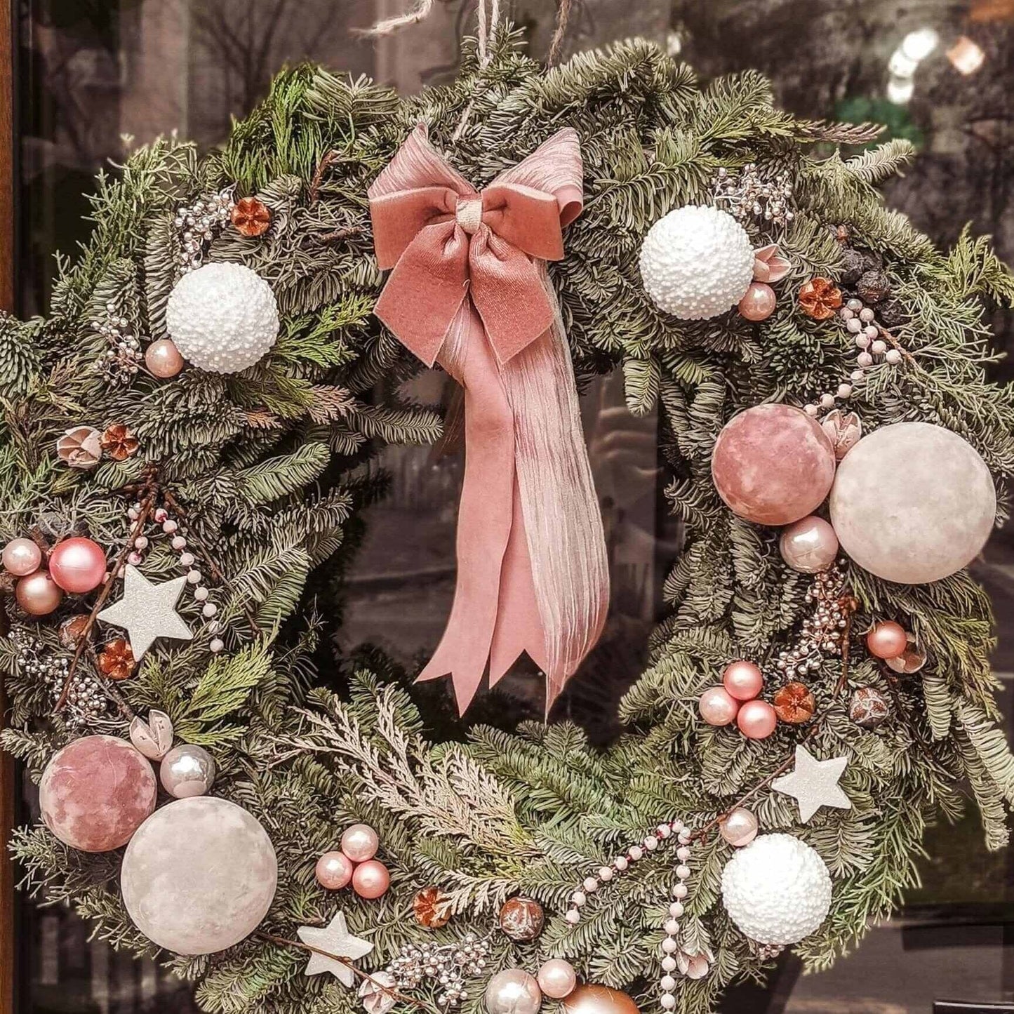 Desiree FlowerShop Aranjament Craciun Coronita 60 cm "Soft pink"