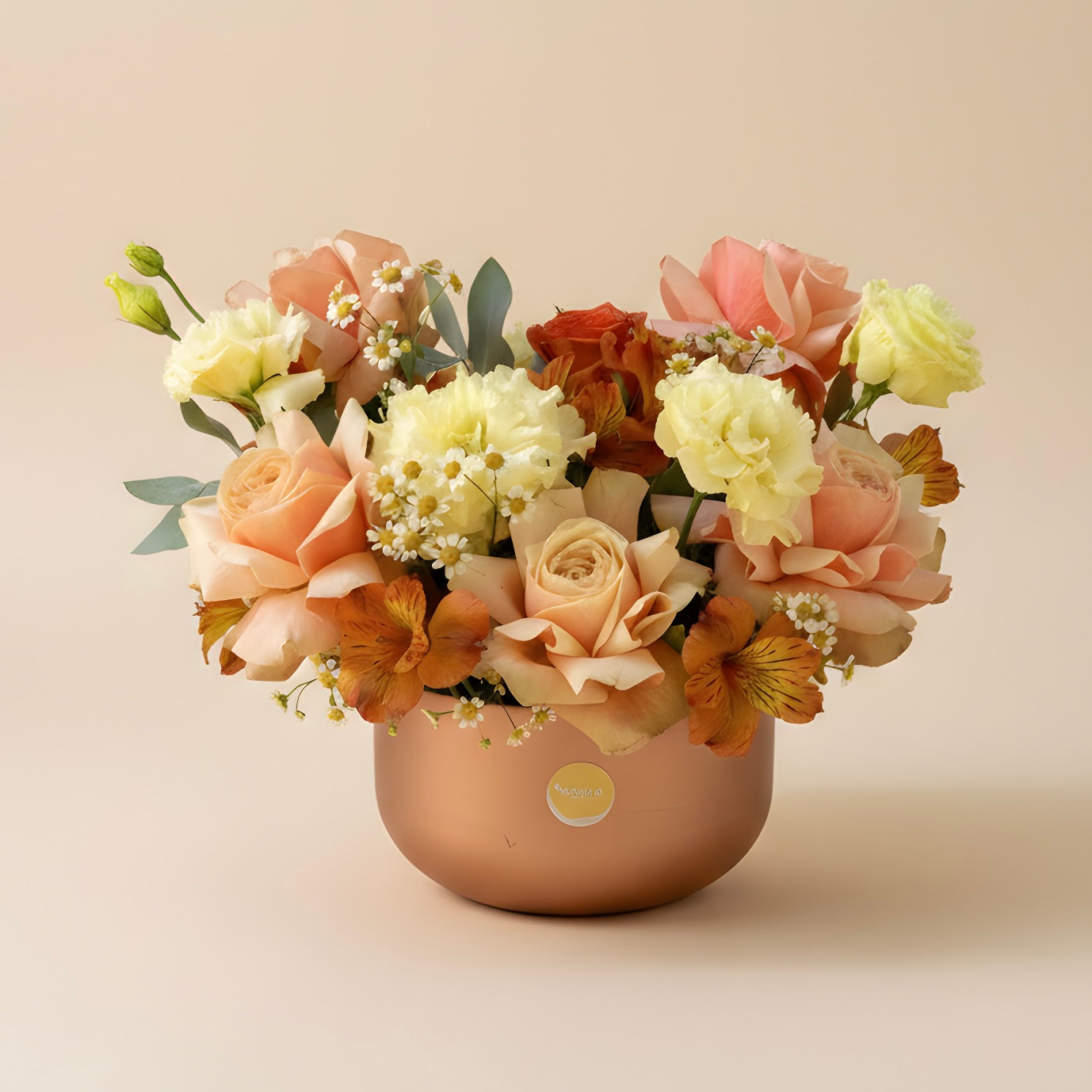 Buchet de flori pentru Sfânta Maria cu trandafiri, crini și flori colorate in vas elegant.