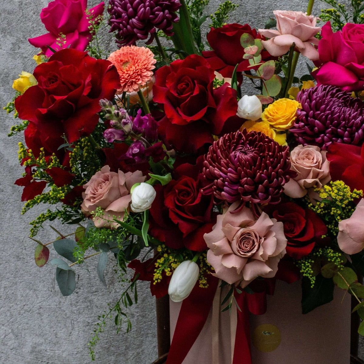 Aranjament floral Aniversare Casatorie — detaliu al florilor multicolore