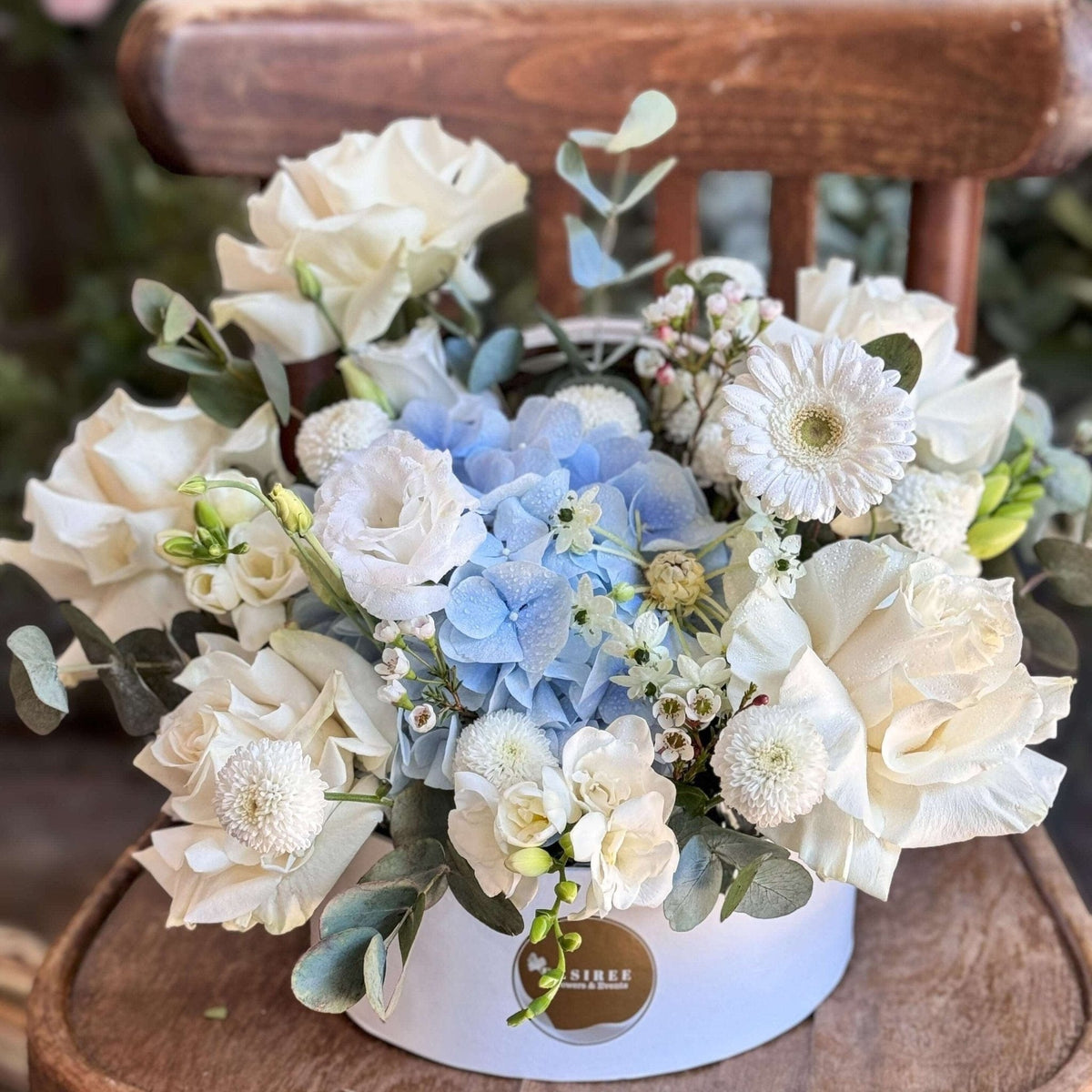 Aranjament floral Landou bleu — detaliu al florilor albe și bleu