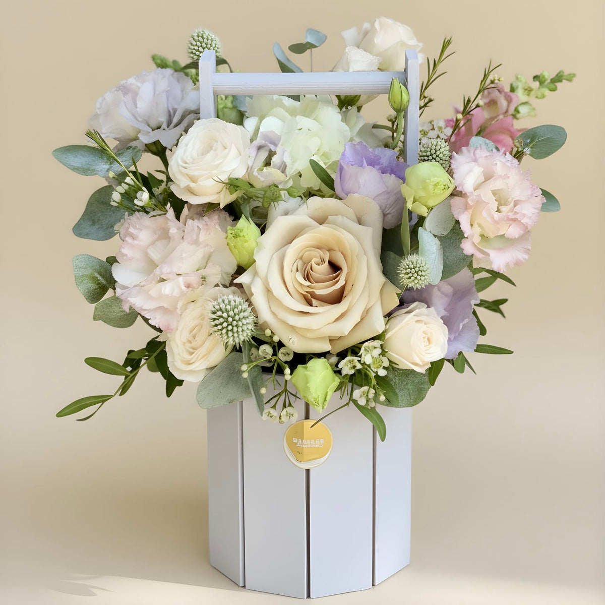 Aranjament Floral Pastel cu Trandafiri