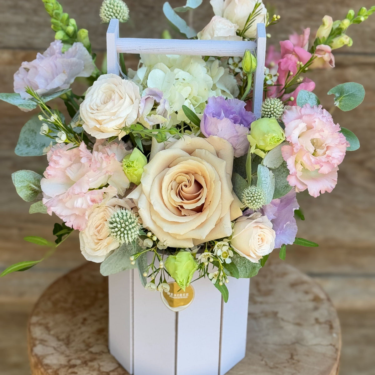 Aranjament Floral Pastel cu Trandafiri — detaliu al aranjamentului pastel