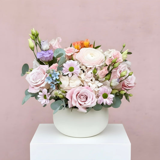 Aranjament Floral Pastel Harmony în Vas Ceramic
