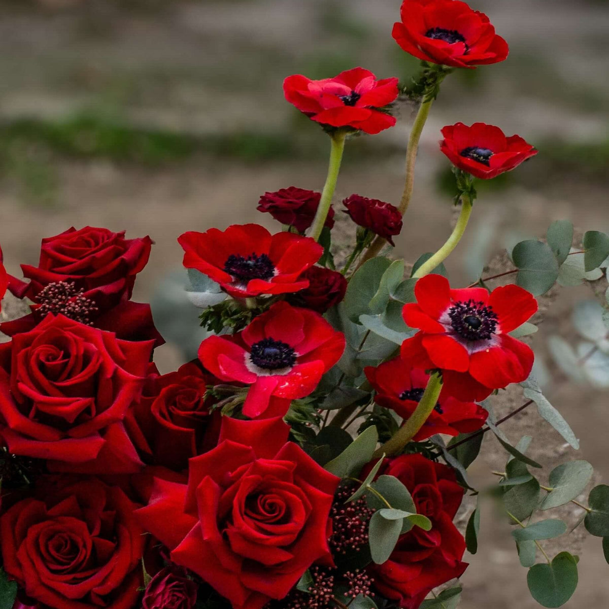 Aranjament floral “Tu esti totul meu” — detaliu al florilor roșii