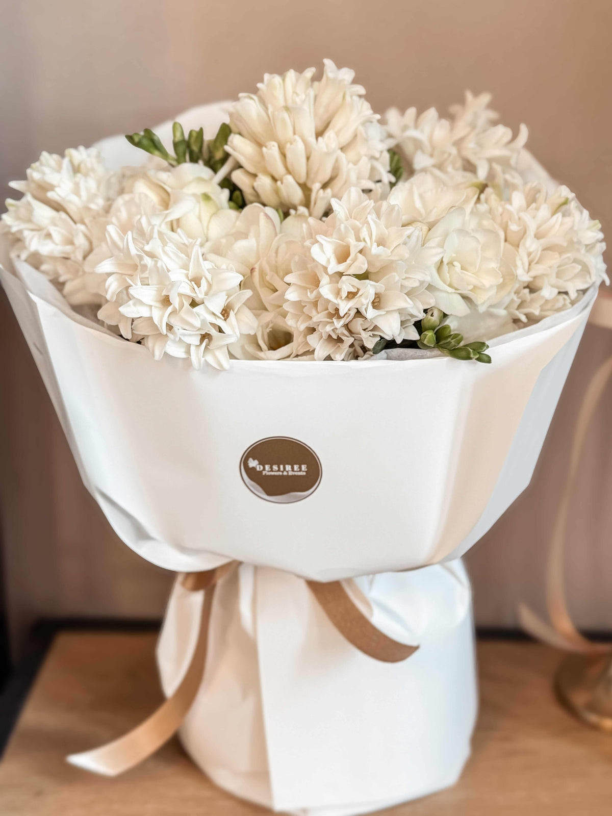 Buchet de flori Reverie — buchet alb în ambalaj crem