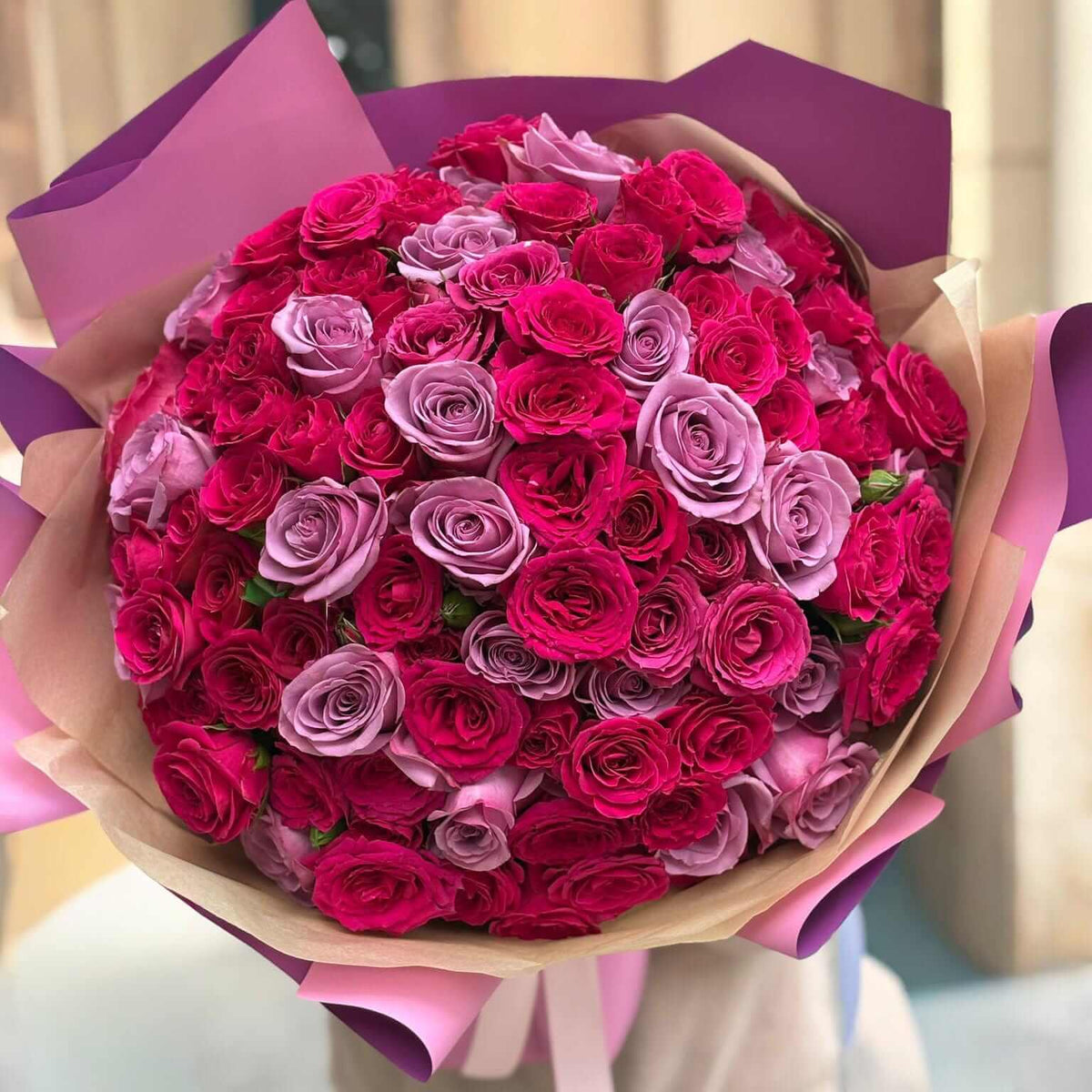 Buchet de trandafiri fucsia și mov