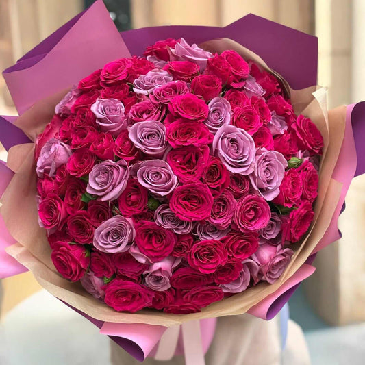 Buchet de trandafiri fucsia și mov