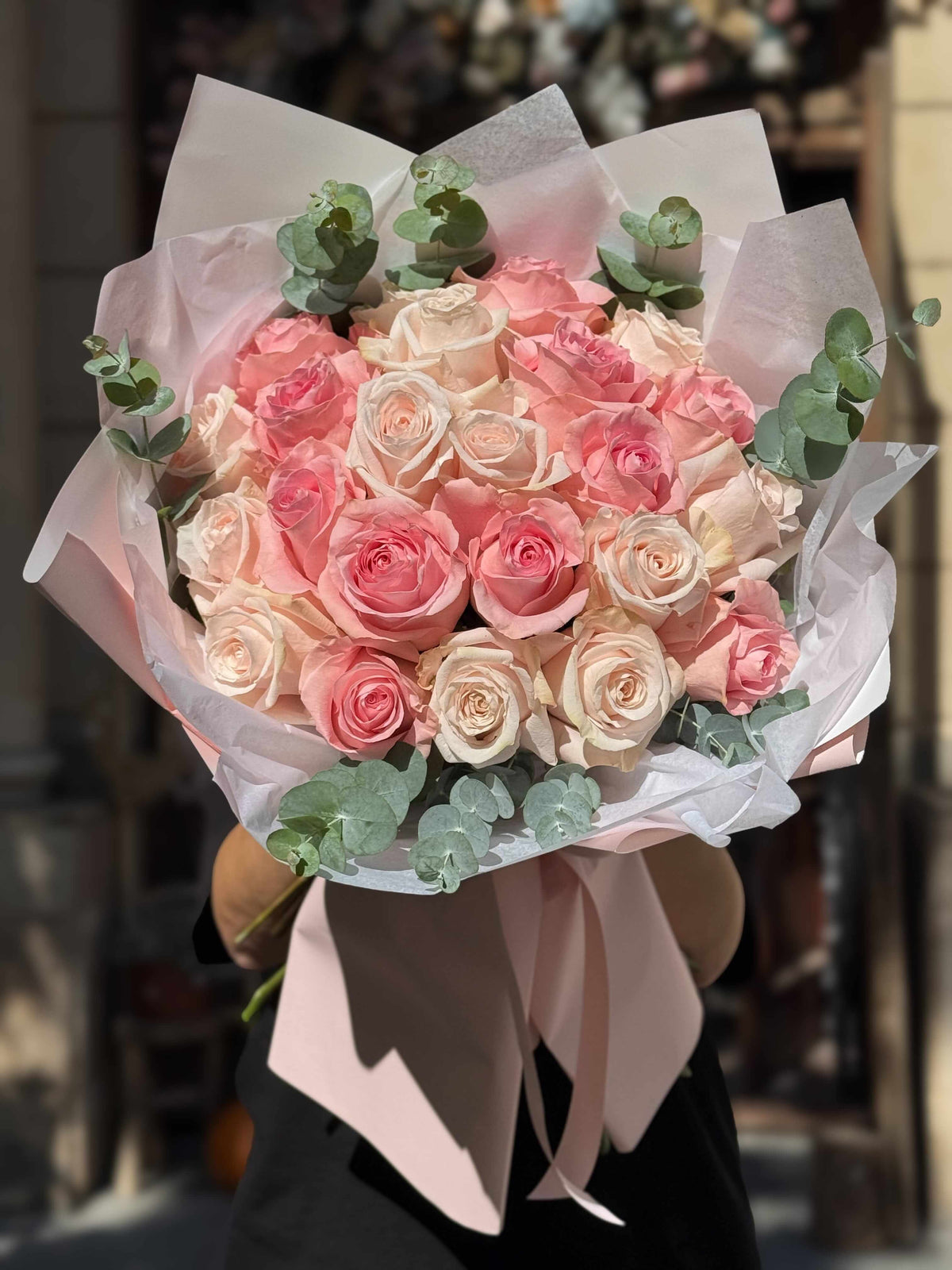 Buchet elegant cu 23 de trandafiri roz — buchet de trandafiri roz văzut de sus