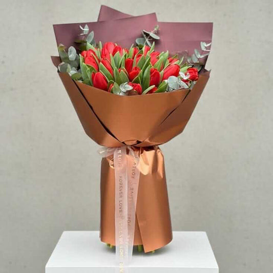 Buchet Elegant de Lalele Roșii în Ambalaj Premium
