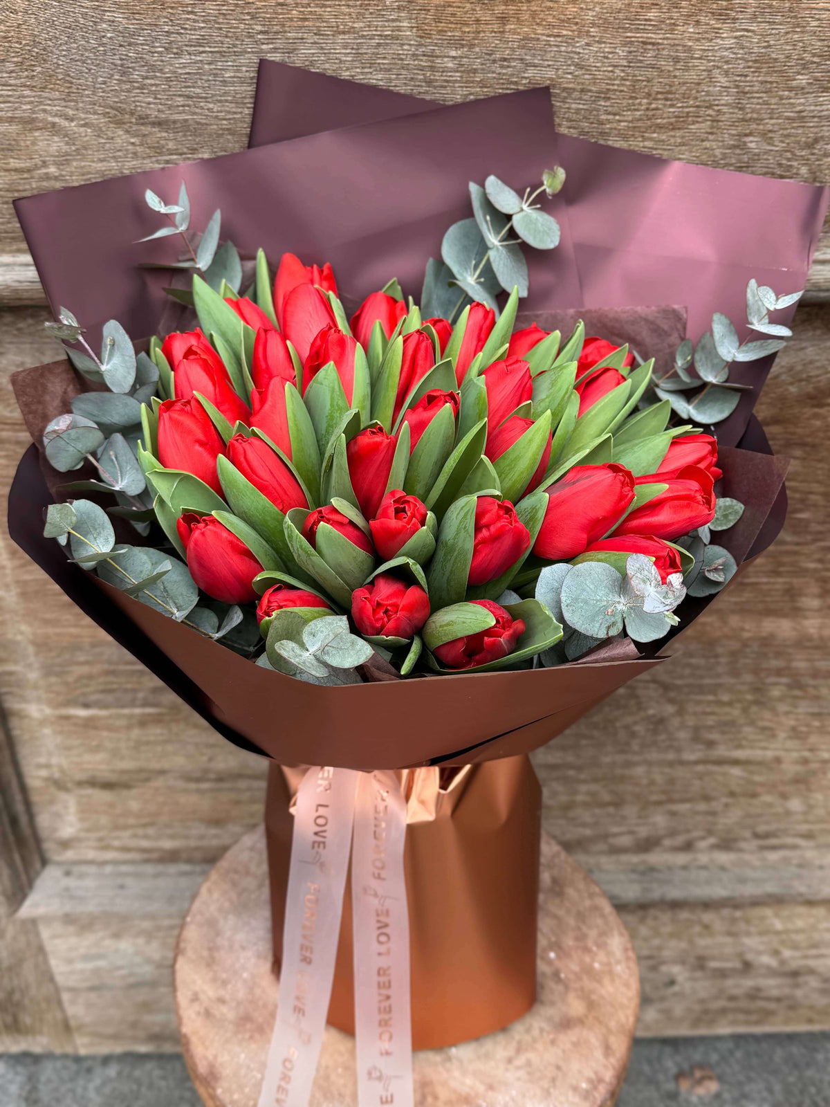 Buchet Elegant de Lalele Roșii în Ambalaj Premium — buchet de lalele roșii văzut de sus