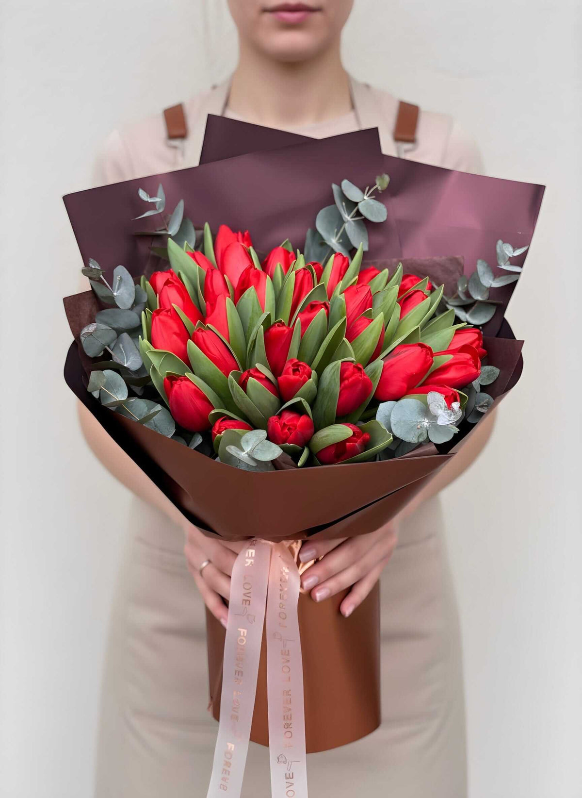 Buchet Elegant de Lalele Roșii în Ambalaj Premium