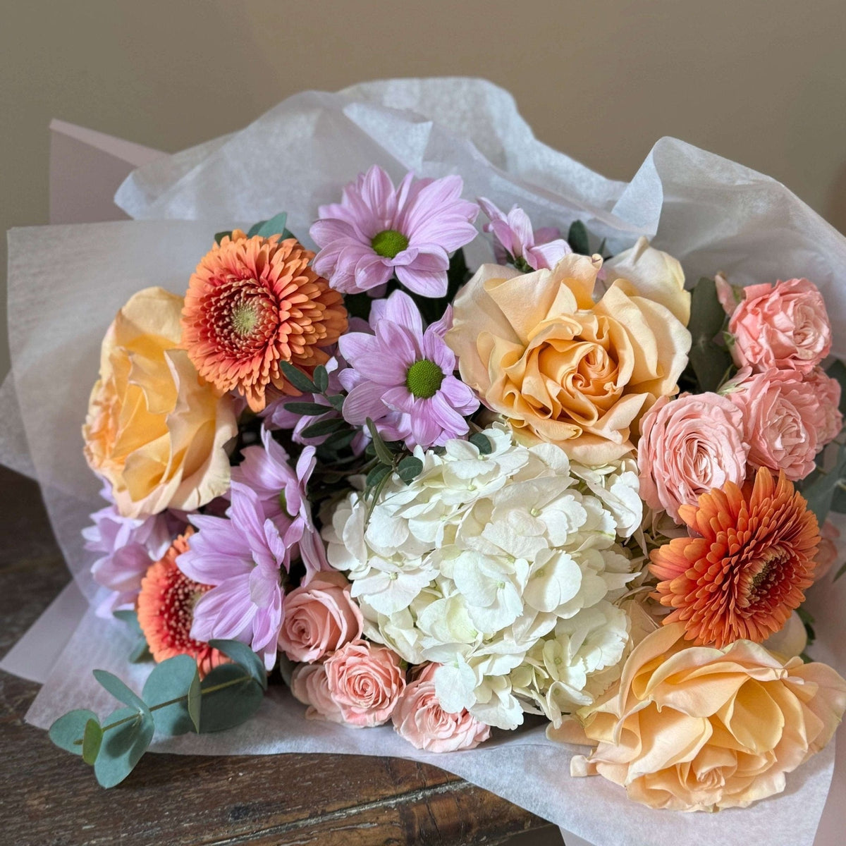Buchet Orange Shades — buchet portocaliu și roz văzut de sus