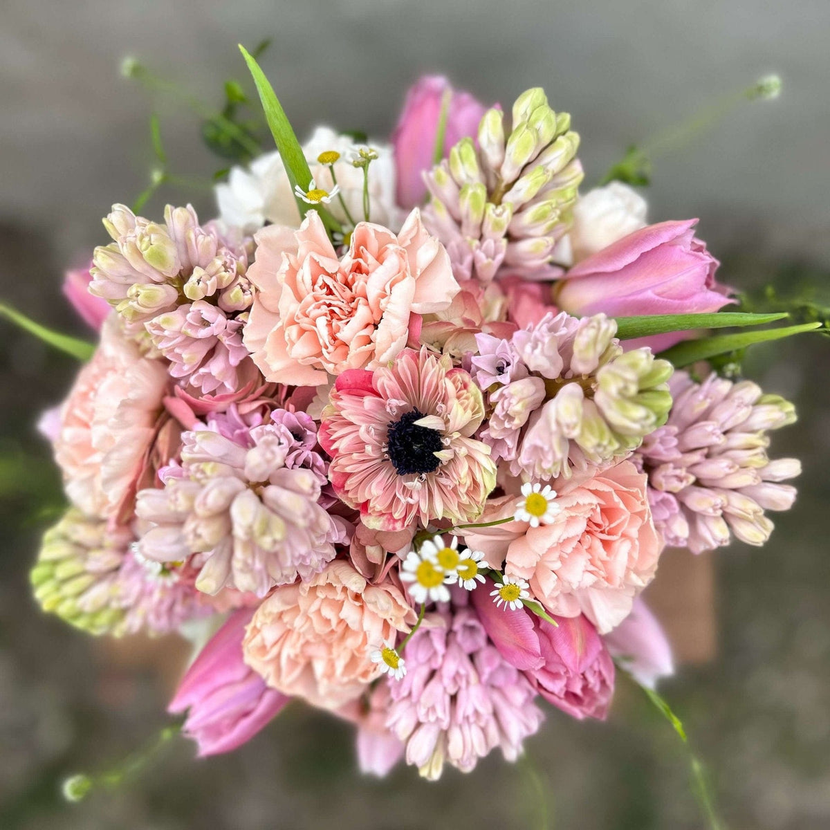 Buchet Peach Fuzz — buchet pastel văzut de sus