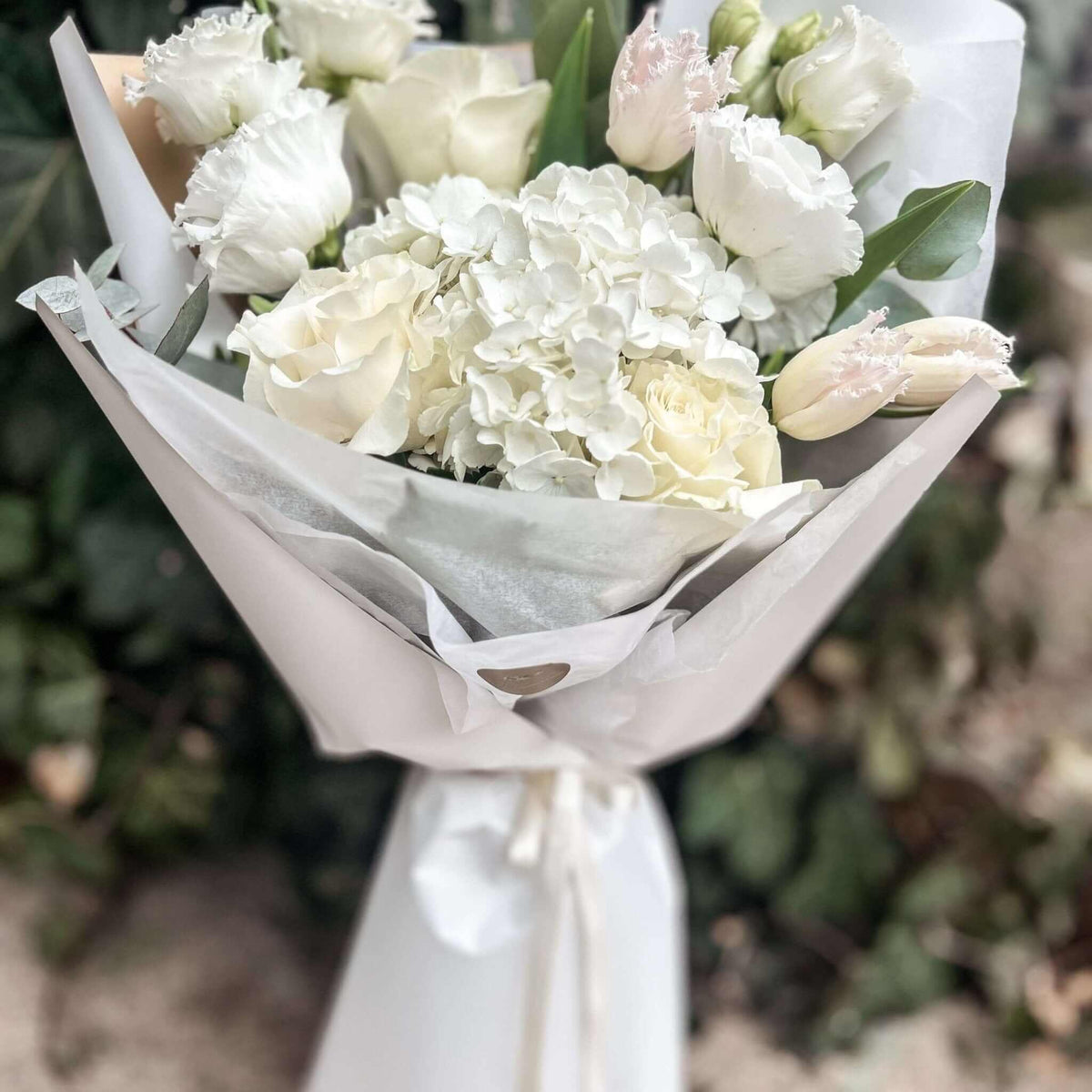 Buchet pentru Bunica — detaliu al florilor albe