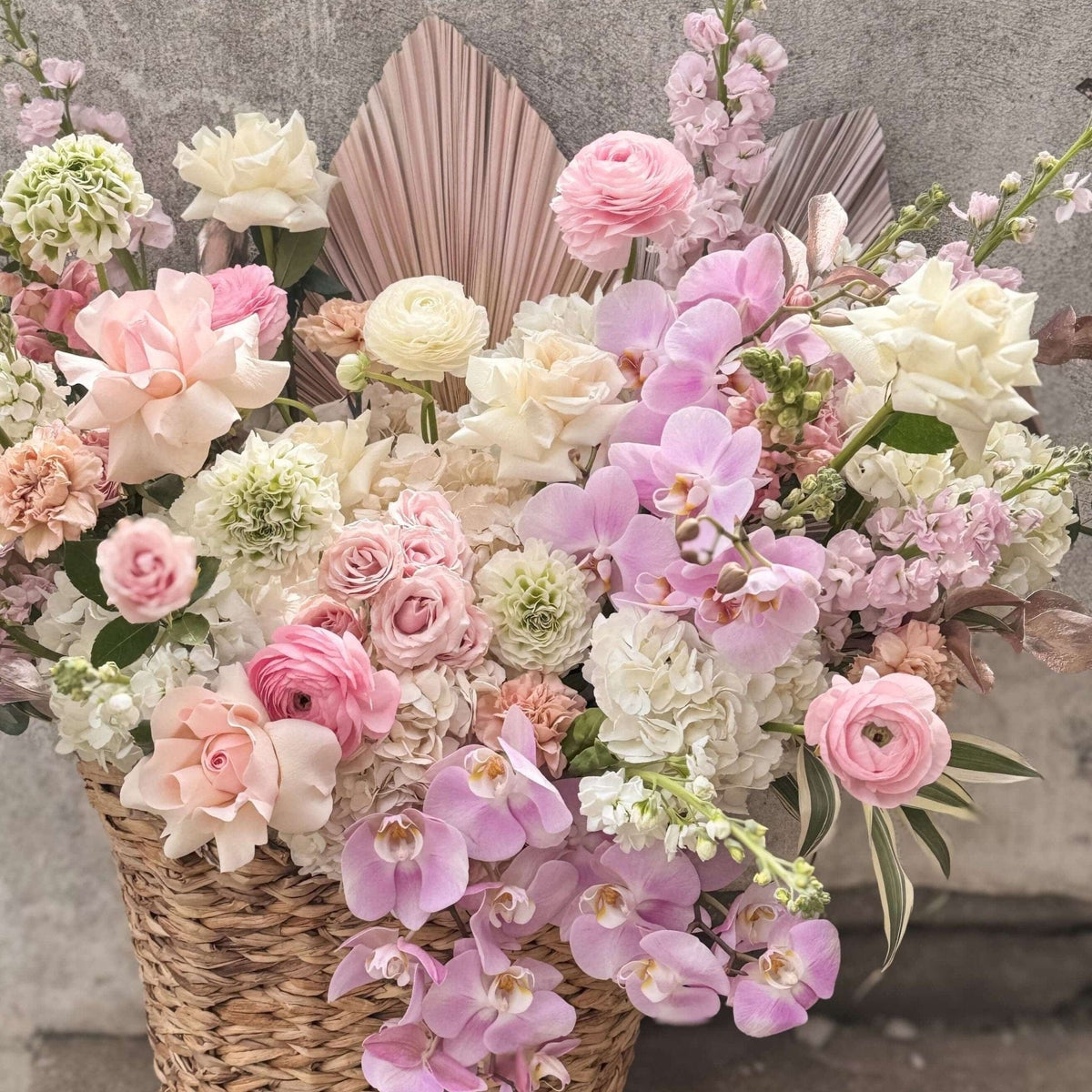 Buchet sau aranjament de designer – Alege bugetul — exemplu de aranjament pastel în coș