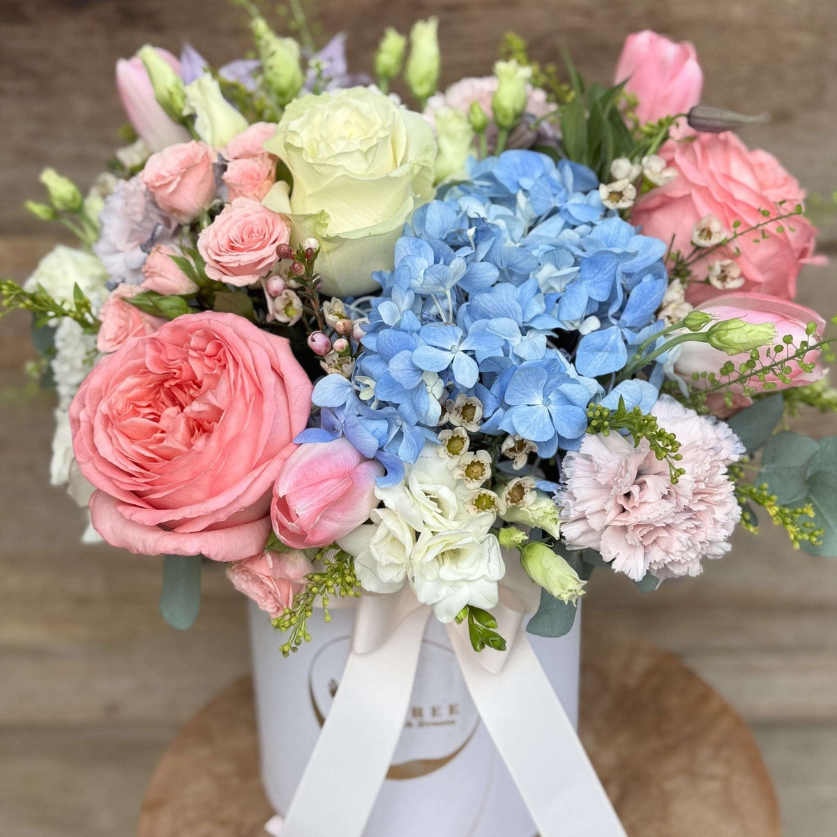 Buchet sau aranjament de designer – Alege bugetul — exemplu de aranjament roz și bleu