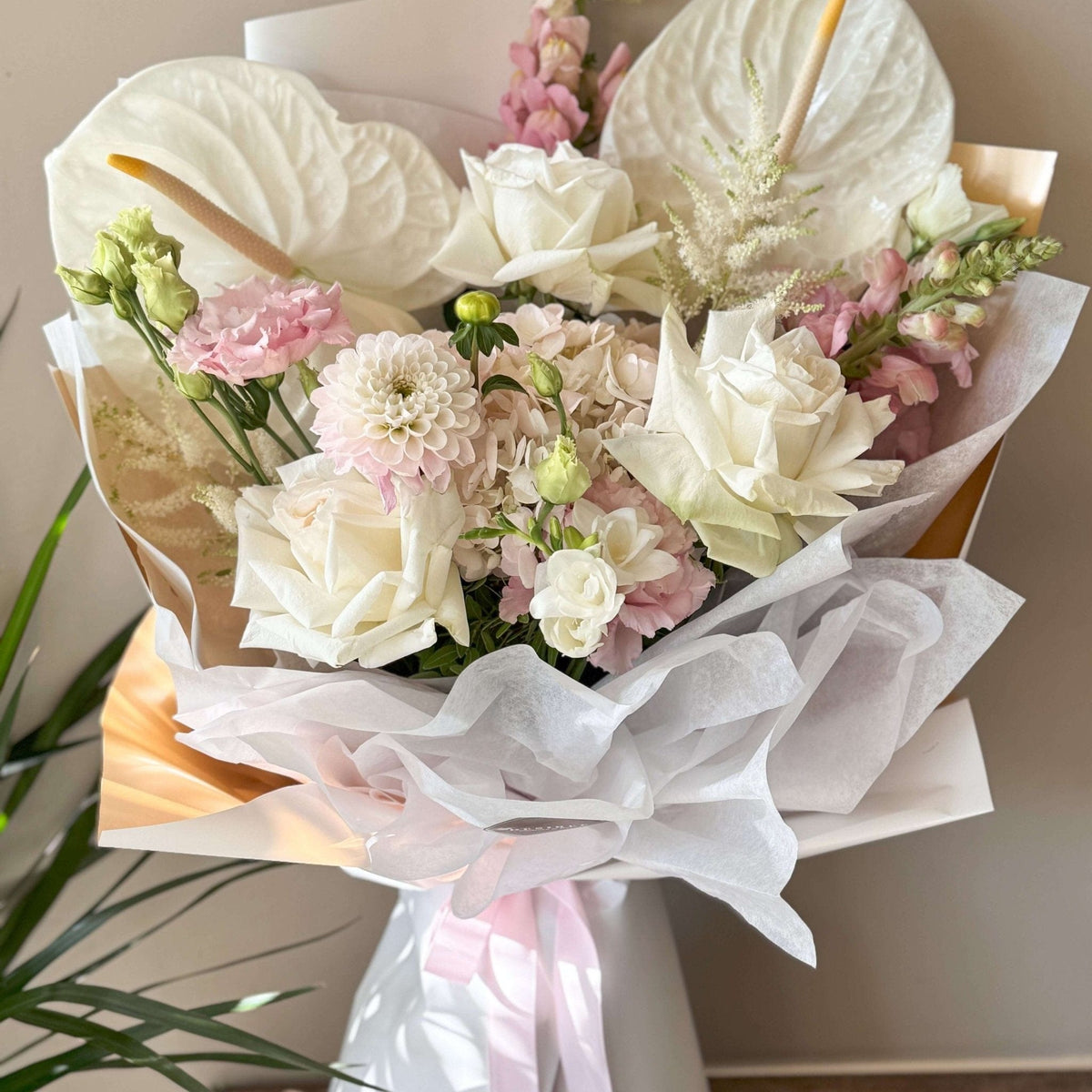 Buchet sau aranjament de designer – Alege bugetul — exemplu de buchet alb și verde