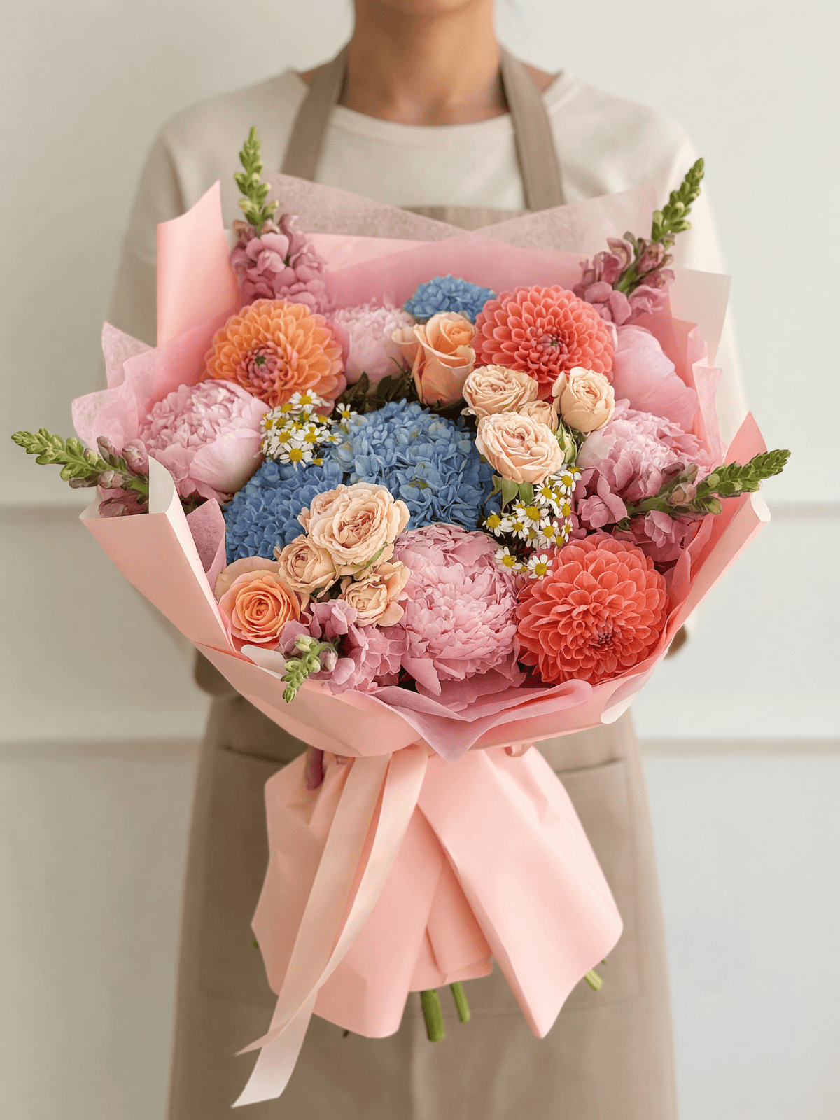 Buchet sau aranjament de designer – Alege bugetul — exemplu de buchet multicolor
