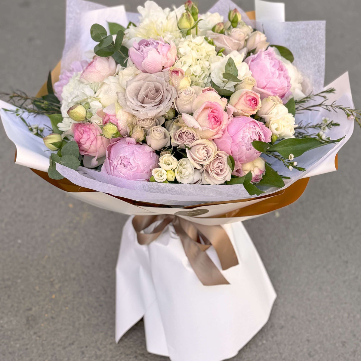 Buchet Simfonie cu Bujori — buchet pastel în ambalaj alb