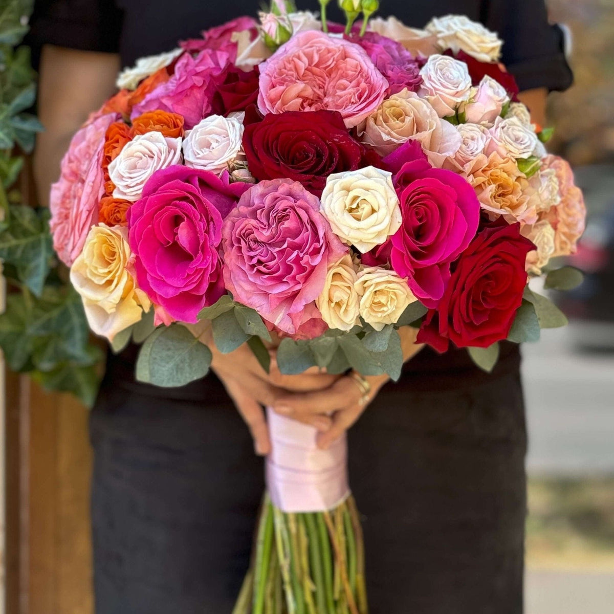 Buchet Tutti Frutti cu trandafiri colorati