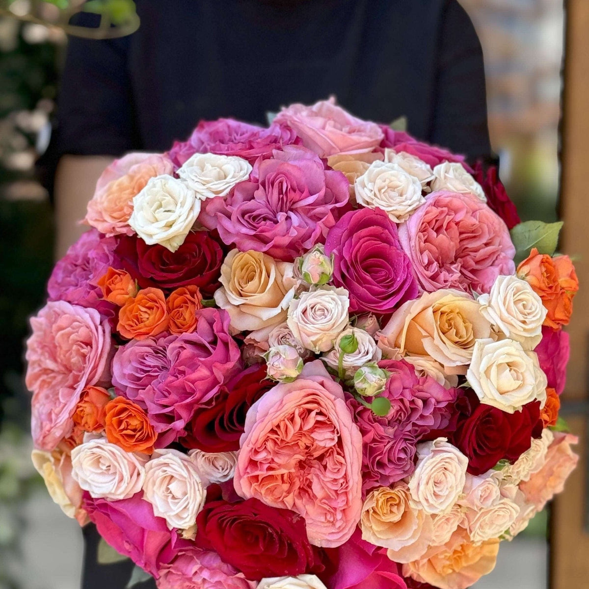 Buchet Tutti Frutti cu trandafiri colorati — buchet multicolor văzut de sus