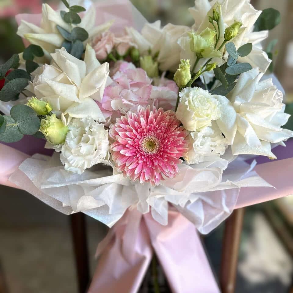 Buchet Zile de vară — detaliu al florilor pastel