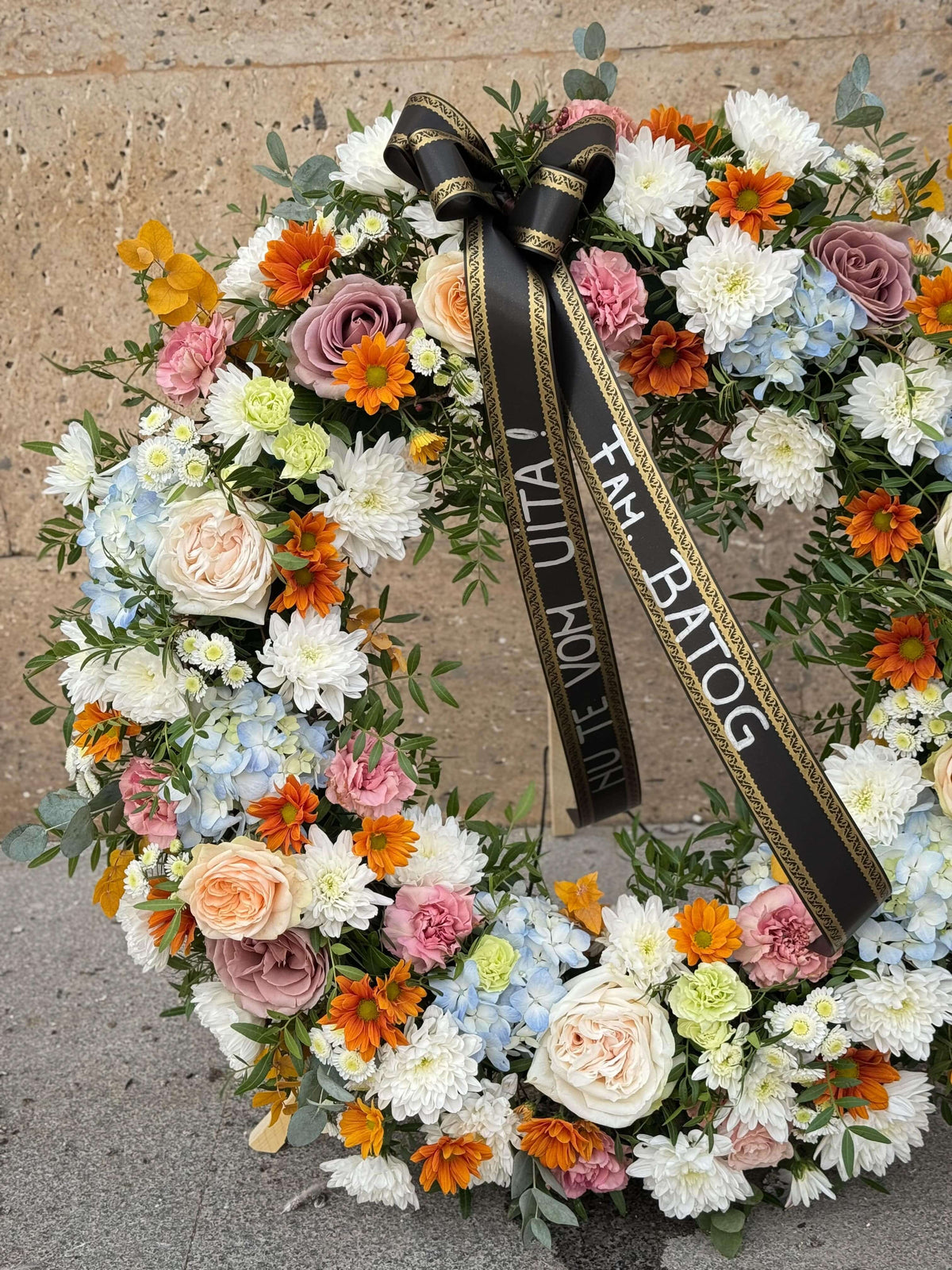 Coroană funerară Lumină și Recunoștință — detaliu al coroanei funerare