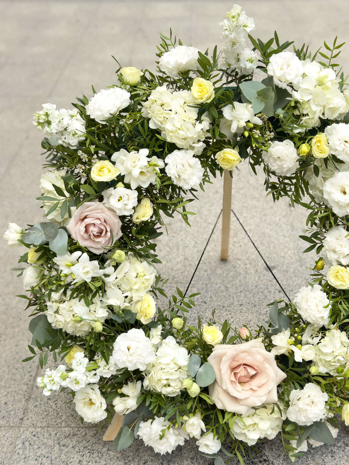 Coroana funerara Nu te vom uita, Bunico! — detaliu al florilor albe și crem