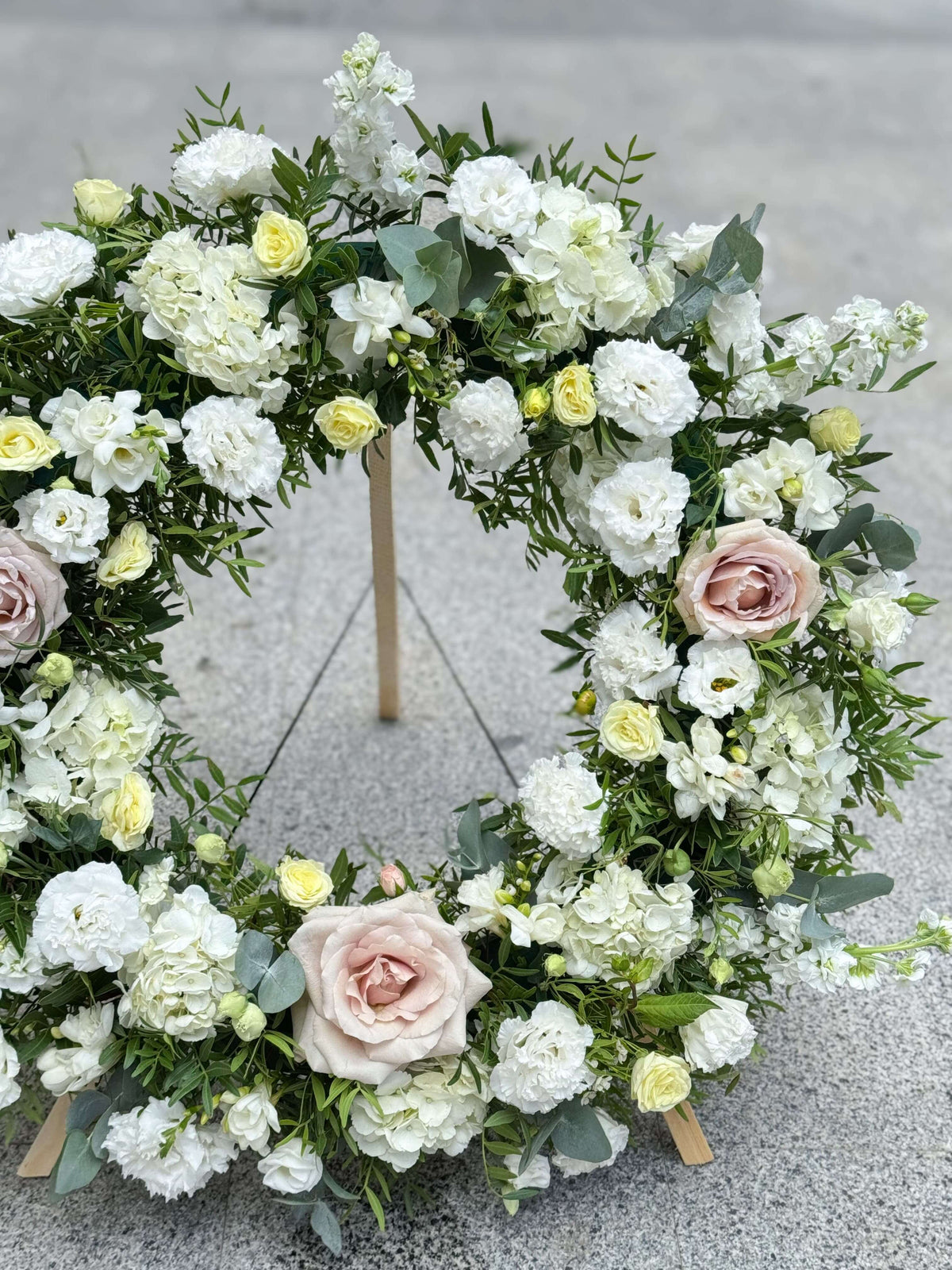Coroana funerara Nu te vom uita, Bunico! — vedere suplimentară a coroanei