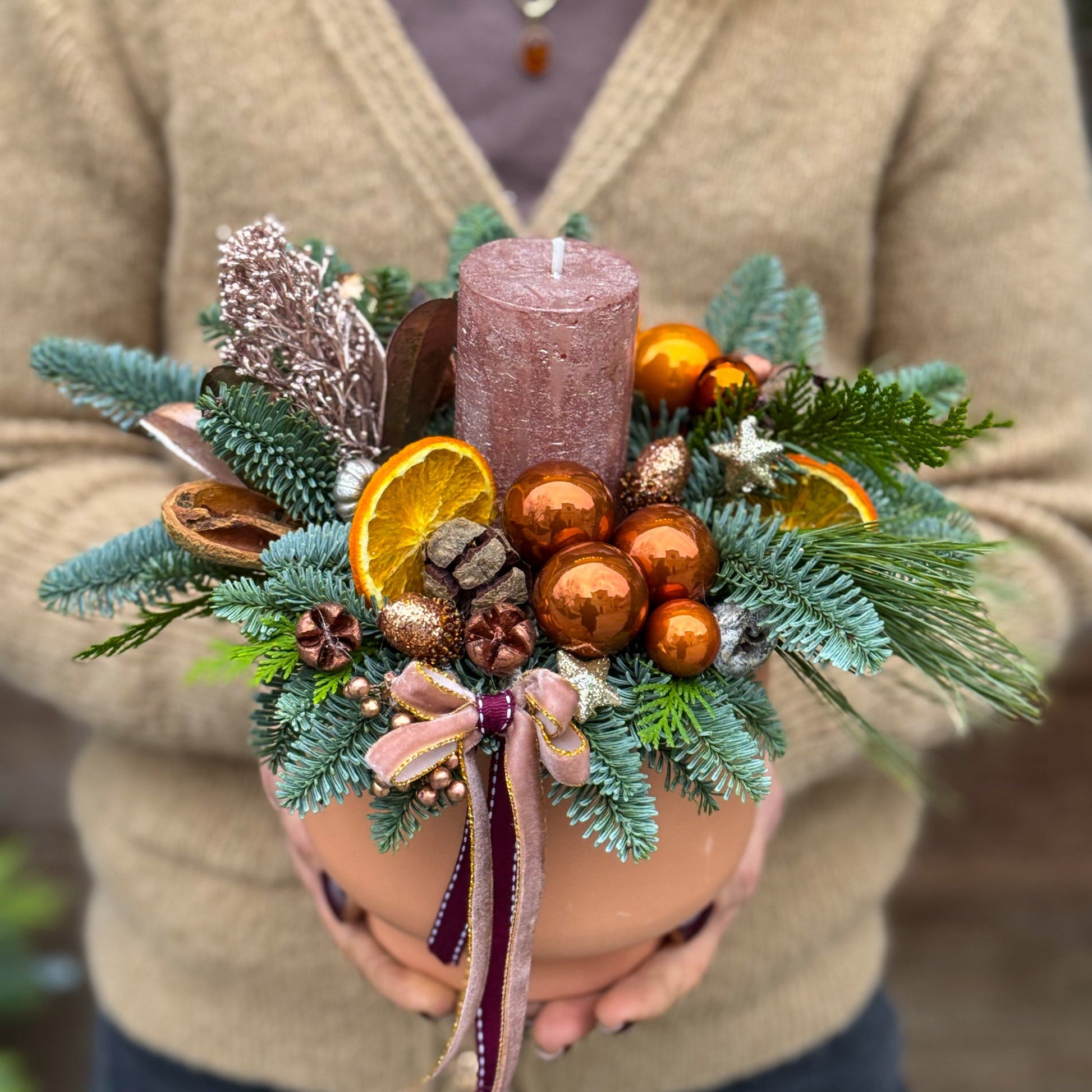 Desiree FlowerShop Aranjament Craciun Aranjament de Crăciun Warm Copper Glow – cu Lumânare Decorativă