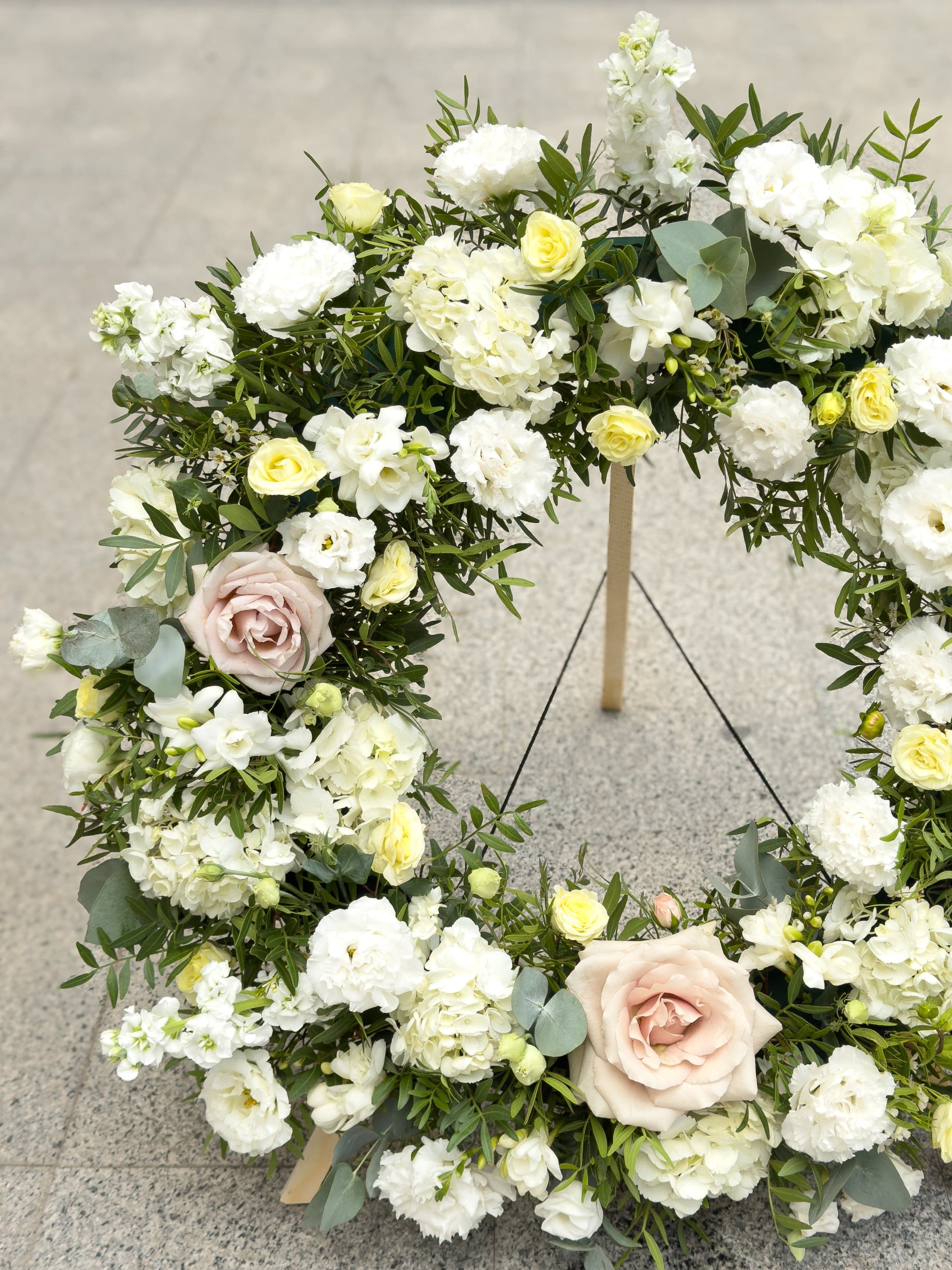 DesireeFlowerShop Aranjament_funerar Coroana funerara Nu te vom uita, Bunico!