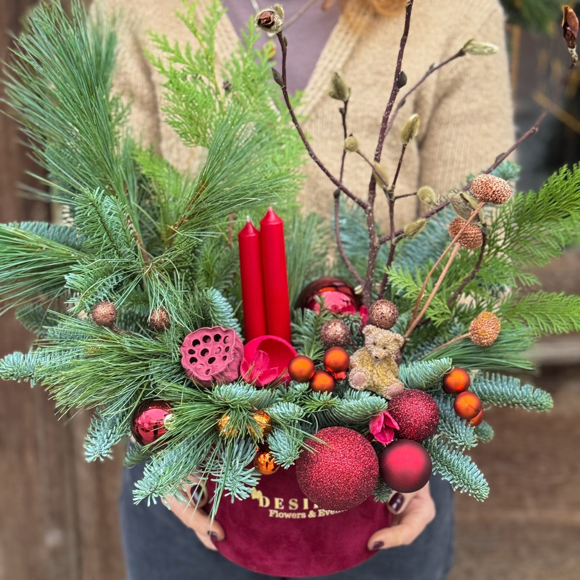 Floraria Desiree aranjament_craciun Aranjament de Crăciun Red Velvet Christmas – cu Lumânări Decorative